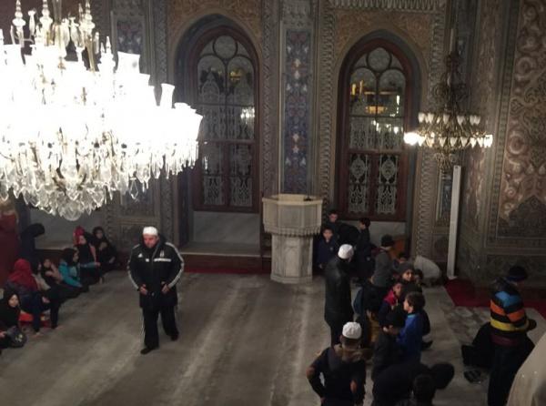 Pertevniyal Valide Sultan Camii´nde Sabah Namazı 