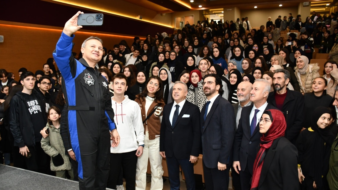 Türkiye'nin İlk astronotu Alper Gezeravcı'yı okulumuzda ağırladık.